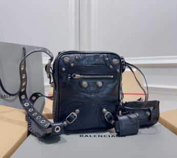 Le Cagole Crossbody Bag In Black