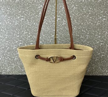 Garavani Escape Large Raffia Shopping Bag