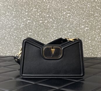 Garavani Vlogo Shoulder Bag In Grainy Calfskin