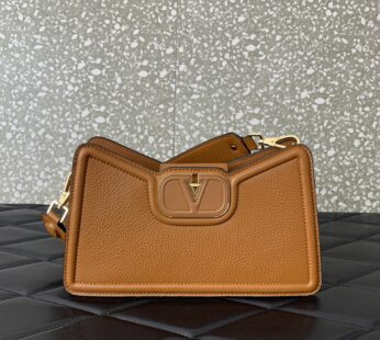 Garavani Vlogo Shoulder Bag In Grainy Calfskin