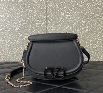 Garavani Vsling Shoulder Bag In Grainy Calfskin Black