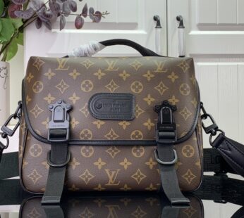 LV Trail Messenger Monongram Macassar