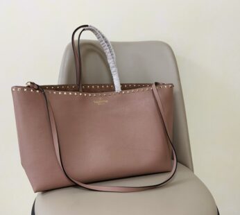 Garavani Rockstud Grainy Calfskin Tote Bag Poudre